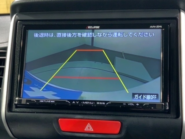 リバースギアに入れるだけで後方の表示へ切り替わります。夜間や雨の日の駐車も楽になりますよ。