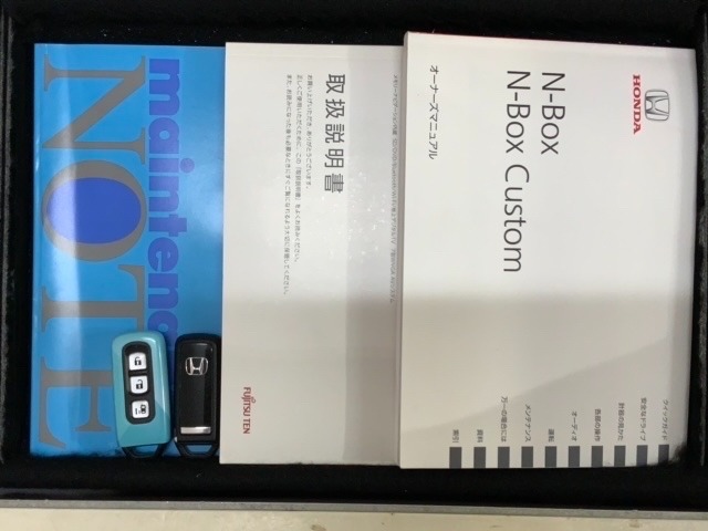 スマートキーは鍵をバッグに入れたままでもドアロックの開閉やエンジンのON・OFFができます。夜間や雨の日も鍵を探さなくて良いので便利です。