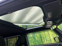 【ガラスルーフ】ガラスルーフ搭載で車内の解放感が一気にアップ！開放的なドライブをお楽しみいただけます。