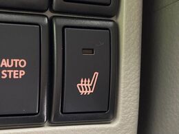 【シートヒーター】寒い日に重宝するシートヒーター！エアコンより早く温まってくれるので寒がりの人も安心ですね♪エアコンの温風は乾燥するから苦手、という方にもをおすすめです。