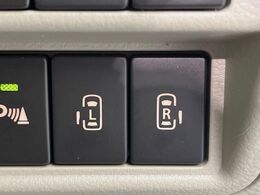 【両側パワースライドドア】スマートキーや運転席のスイッチで後席両側スライドドアの開閉が可能♪電動だから力を入れてドアを開ける必要が無く、小さなお子様でも簡単に開け閉めでき快適です♪