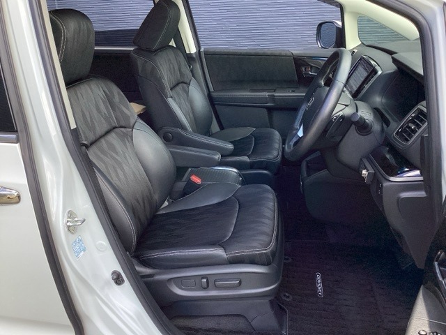 フロントシートです！！セパレートシートなのでお尻をしっかりホールド！！スポーティな運転にも最適です！！