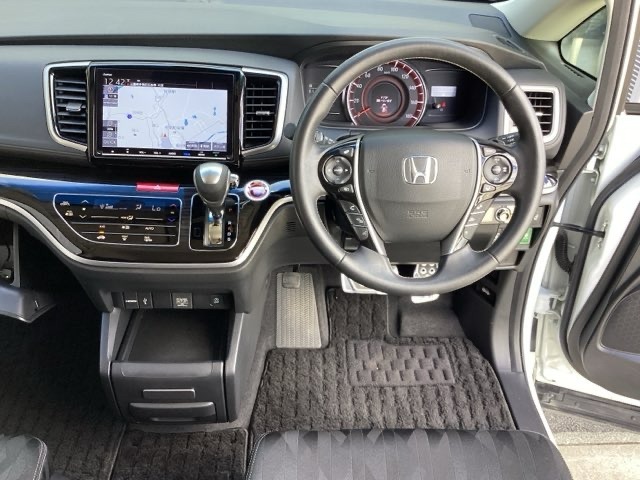 運転席周りです。カップホルダーや小物の収納などは必須ですよね！！使い勝手の良いつくりになっております！！