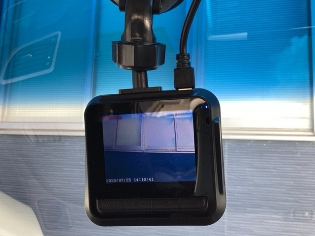 ドライブレコーダー付きです！！映像・音声などを記録する車載装置です。 もしもの事故の際の記録はもちろん、旅行の際の思い出としてドライブの映像を楽しむことができます！！
