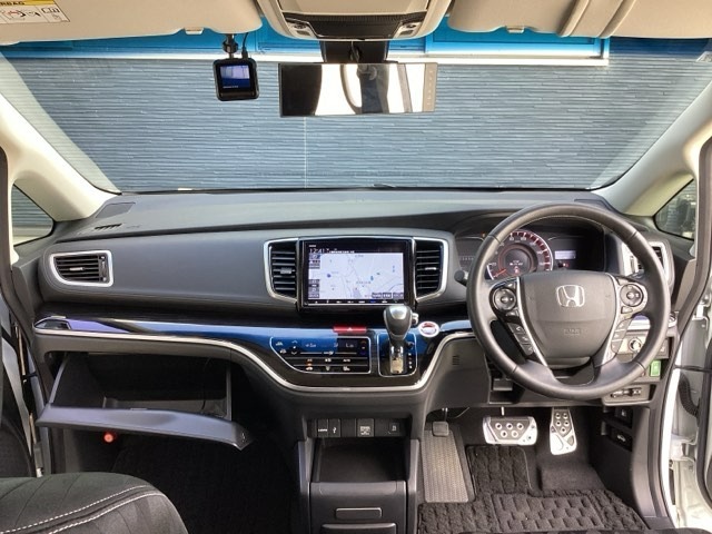 運転席周りです。カップホルダーや小物の収納などは必須ですよね！！使い勝手の良いつくりになっております！！