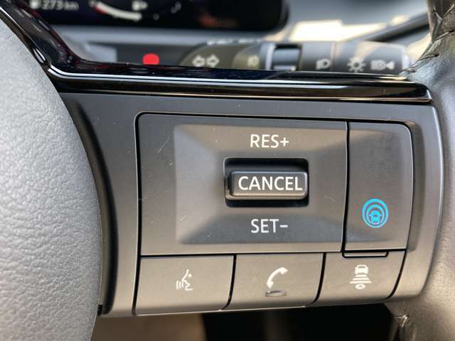 ステアリングのプロパイロットボタンで高速道路で運転のアシストをしてくれます。