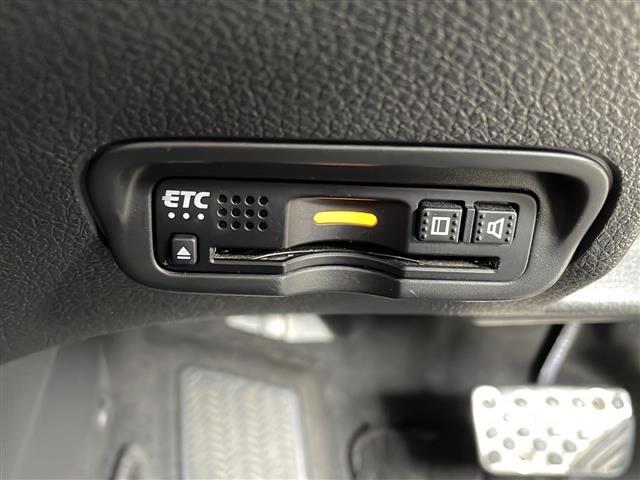 【ETC】有料道路を利用する際に料金所で停止することなく通過できる、ETC車載器（ノンストップ自動料金収受システム機器）が装備されています。セットアップを行うことで利用可能になります。