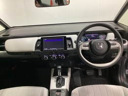 車内は光触媒抗菌消臭施工済です。スタイリッシュなデザインで暖かみのあるインパネ周りを演出します。グローブボックスやカップホルダーのほかにトレーなどたくさんの収納スペースが装備されています。