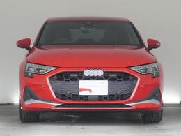 Audiデザインの特徴であるシングルフレームグリルが存在感を主張します。