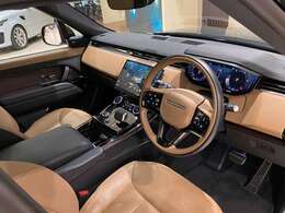 英国クラフトマンシップの息づく、仕立ての良いインテリア。モダンな素材の組み合わせやクラシカルなステッチの縫製、もちろん時代に合わせたハイテク装備を搭載しており、薄型液晶メーターなどもかなり先進的です。