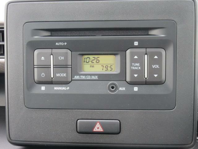 【純正CDプレーヤー】CD・ラジオ（AM/FM）プレーヤーです。ナビゲーション装着時は、外してこの場所にナビゲーションを取り付けます！