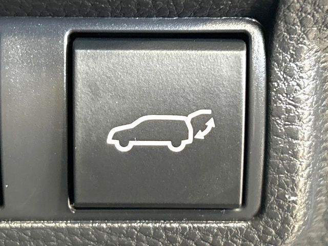 【パワーバックドア】スマートキーや運転席のボタンを押すだけでリアゲートが自動で開閉します！荷物を持っている時や、高い位置にあるバックドアを閉める際に便利な機能です♪