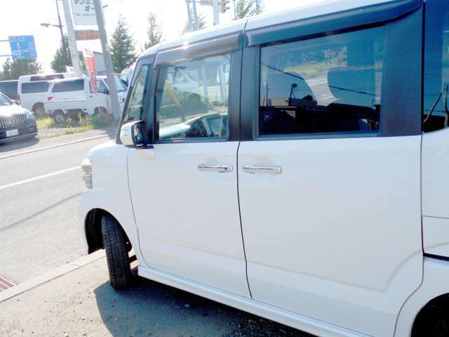 当社は、総額に整備代金として、部品代、消耗品、工賃全て含まれておりますので、追加料金は一切かかりませんので、ご安心下さい。9万キロ以上のお車は無料にてタイミングベルト交換しての納車になります。