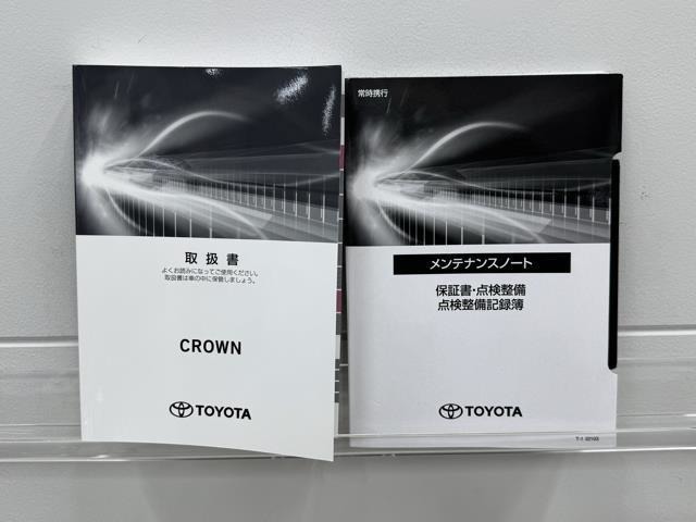 メンテナンスノート、取扱説明書ですね。　車の情報が凝縮されています。　車の整備記録が記載されている大事な物ですよ。