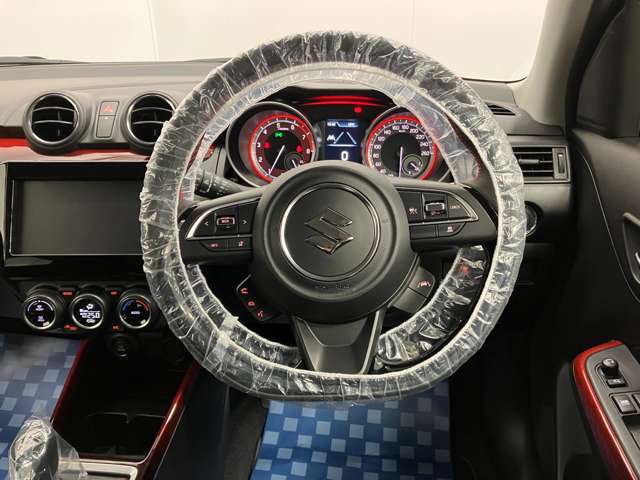 【ハンドル回り】インテリアに合わせたデザインのステアリングは、運転される方のことも考え、運転しやすい形状、大きさです。ぜひ一度、実際に触ってお確かめください。