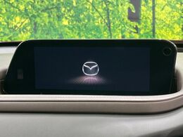 【8.8インチマツダコネクト】車内の雰囲気にマッチした大型のディスプレイ。スマホ接続でのナビ使用やBluetooth再生等、様々な機能が楽しめます。直感的なダイヤル操作が可能で、使い勝手も良好です。