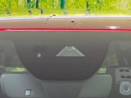 【スマートブレーキサポート】走行中に前方の車両等を認識し、衝突しそうな時は警報とブレーキで衝突回避と被害軽減をアシスト。より安全にドライブをお楽しみいただけます。