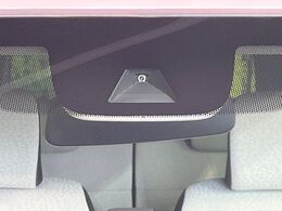 【ホンダセンシング】走行中に前方の車両等を認識し、衝突しそうな時は警報とブレーキで衝突回避と被害軽減をアシスト。より安全にドライブをお楽しみいただけます。