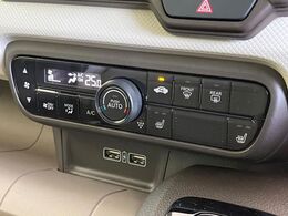 【シートヒーター】寒い日に重宝するシートヒーター！エアコンより早く温まってくれるので寒がりの人も安心ですね♪エアコンの温風は乾燥するから苦手、という方にもをおすすめです。