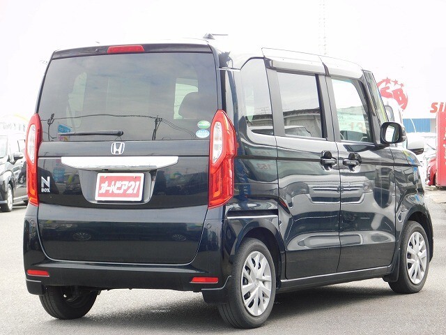 弊社は自動車（新車・中古車)の販売だけではなく、自社整備工場1カ所、鈑金工場2カ所を所有しております。