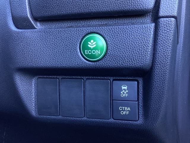 横滑りを防ぐVSA等のスイッチや、シティブレーキアクティブシステムCTBAのスイッチは、運転席右側にあります。