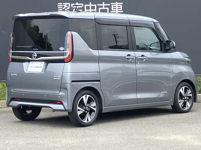 後部座席はプライバシーガラスとなっています。座っている人や置いてある荷物が見えにくくなっているのでプライバシーの確保が出来ます。ぜひ見て確認してみて下さい