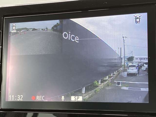 ドライブレコーダーの映像。ナビのモニターに前後の映像を映し出せます