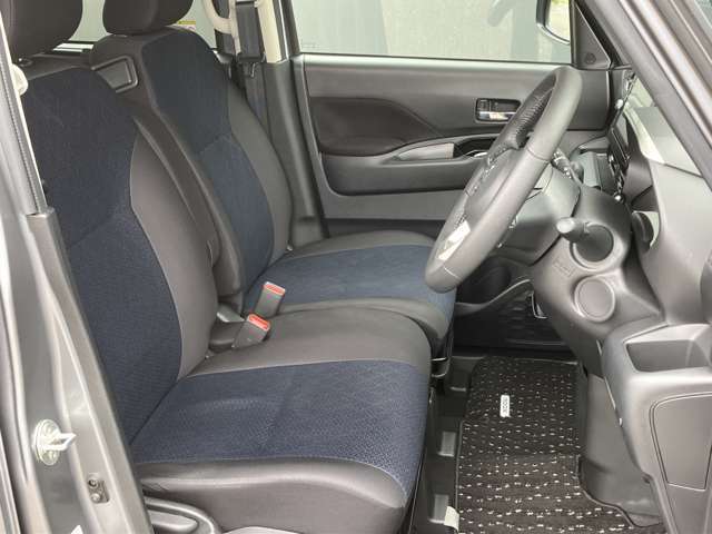 ◆前面ドア運転席◆ドアの開口が広く乗降ラクラク。シートの幅も広く運転していてもストレスを感じません。足元も広く快適なドライブを演出してくれます。