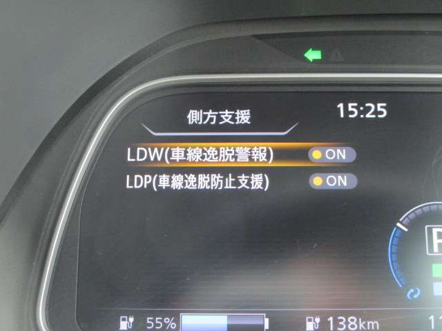 車線逸脱防止機能付き♪ふらつき防止も兼ねており安全装備でもありますね♪白線をまたいで走行しますと警報音でお知らせしてくれますので、長距離ドライブ時など安心です。