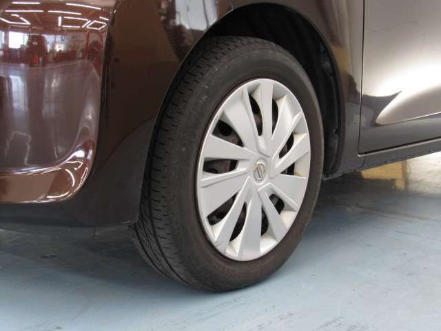 タイヤの目もかなり残っています。中古車をみるときにタイヤの状態のチェックは重要なポイントですよ！
