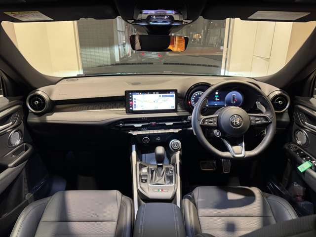 運転のしやすさも、操作のしやすさも、視認性も、快適性も、すべて考え抜かれたレイアウトが特徴のインテリア。しかも、車室空間が広々なので、すべての席が足元ゆったりです