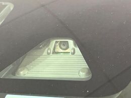 【スマートアシスト】走行中に前方の車両等を認識し、衝突しそうな時は警報とブレーキで衝突回避と被害軽減をアシスト。より安全にドライブをお楽しみいただけます。