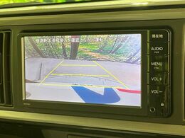 【バックカメラ】駐車時に後方がリアルタイム映像で確認できます。大型商業施設や立体駐車場での駐車時や、夜間のバック時に大活躍！運転スキルに関わらず、今や必須となった装備のひとつです！