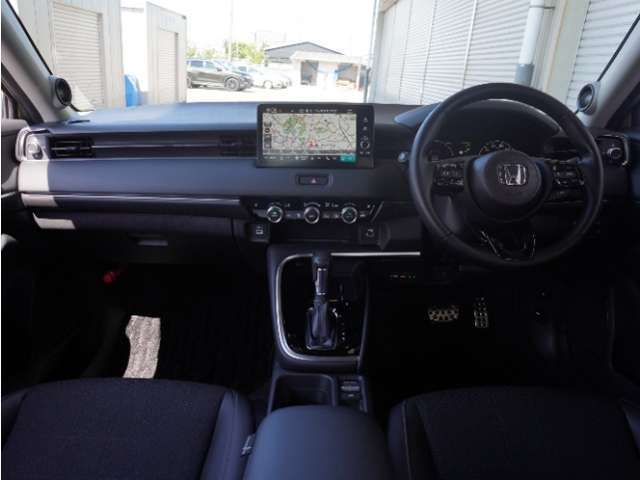 視界広々で非常に運転しやすくロングドライブでも疲れを感じさせないすっきりとまとまったインパネ周りです。