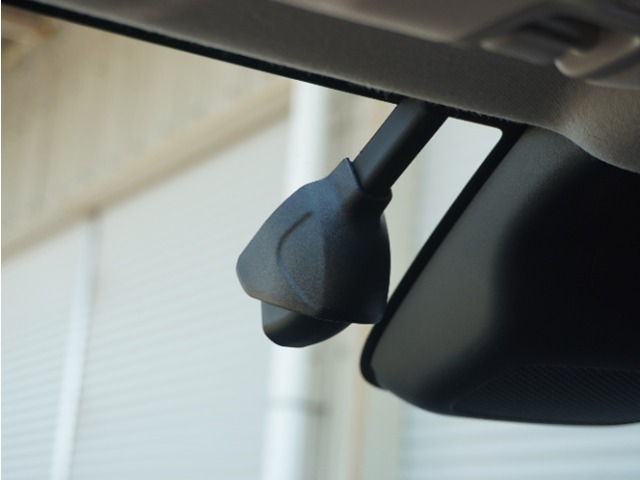 ◆ドライブレコーダー◆映像・音声などを記録する自動車用の装置です。　もしもの事故の際の記録はもちろん、旅行の際の思い出としてドライブの映像を楽しむことができます。