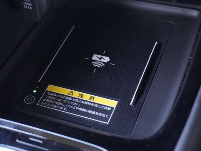 ◆ワイヤレス充電器◆ワイヤレス充電規格Qiに適合した機器を充電エリアに置くことで使用できます。