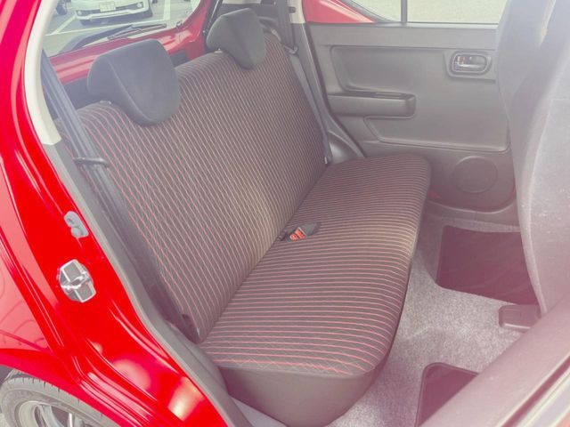 後部座席も気になるようなキズ・汚れやへたり等、大きなダメージはなく、良好な状態です。