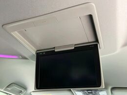 【フリップダウンモニター】大画面モニターで後席でもエンタメをお楽しみいただけます。小さなお子様にも大人気の装備です♪