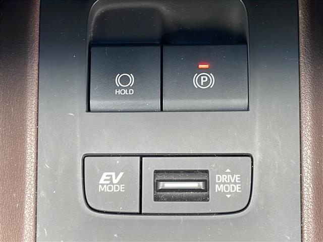 【電子パーキング＆ブレーキホールド】ブレーキホールドは停止中にフットブレーキから足を放してもブレーキ状態を保持、ブレーキランプも点灯。信号待ちなどの一時的に停止したいときの使用に適しています♪