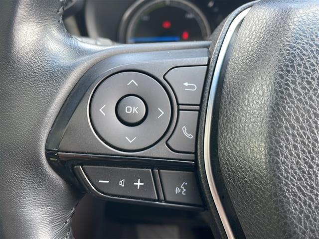 【ステアリングスイッチ】運転中に目線を下げることなく、ナビ操作・音量調節ができる機能です♪