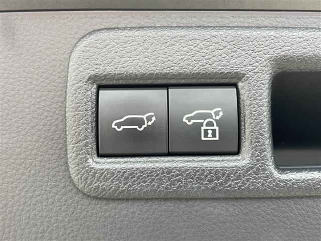 【パワーバックドア】ボタンひとつでテールゲートが自動で開閉します！荷物が多い時などテールゲートを閉める際に便利な機能です♪