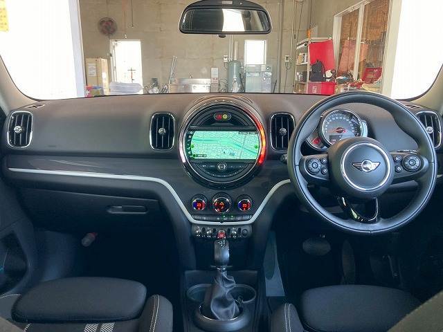 MINIならではのコックピット！！高級感があり、かつシンプルなデザインが飽きがこないとご好評いただいております。スイッチ一つ一つにも「こだわり」とセンスを感じます。