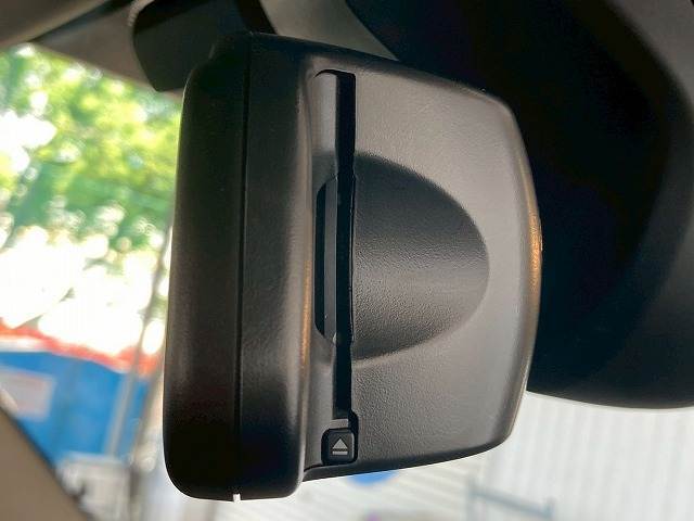 MINI純正のミラー一体型ETCが装備されております！ETC2.0対応で高速道路と自動車がリアルタイムで情報連携し、渋滞迂回ルートや安全運転をサポート！便利で快適なドライブを手助けします！