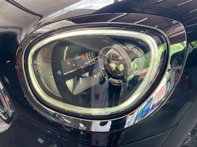 先進のLEDヘッドライトを装備。視認性と明るさが向上しより、安全運転をお楽しみいただけます。