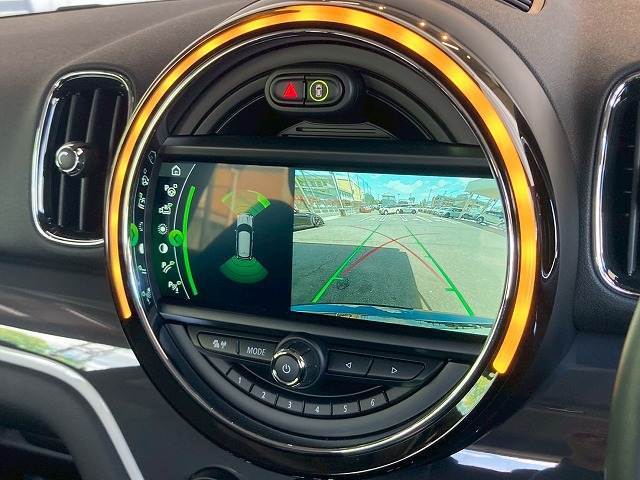 バックカメラ装備。後方確認に役立ち、楽々駐車やバックをしていただけます。