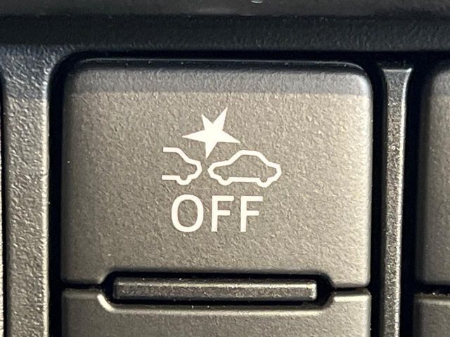 【スマートアシスト】走行中に前方の車両等を認識し、衝突しそうな時は警報とブレーキで衝突回避と被害軽減をアシスト。より安全にドライブをお楽しみいただけます。