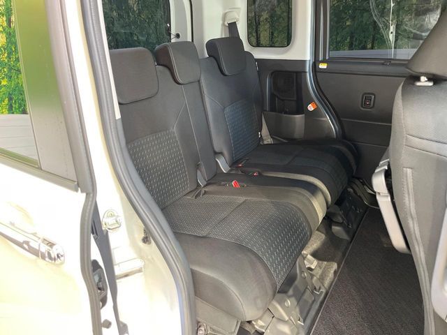 後部座席も気になるようなキズ・汚れやへたり等、大きなダメージはなく、良好な状態です。