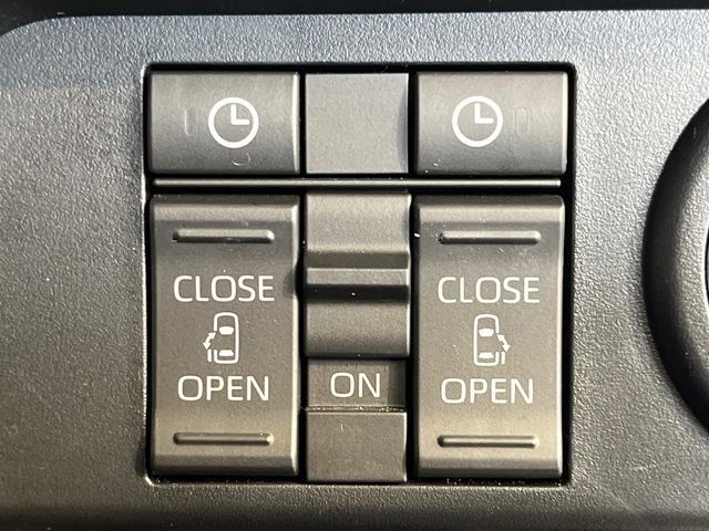 【両側パワースライドドア】スマートキーや運転席のスイッチで後席両側スライドドアの開閉が可能♪電動だから力を入れてドアを開ける必要が無く、小さなお子様でも簡単に開け閉めでき快適です♪