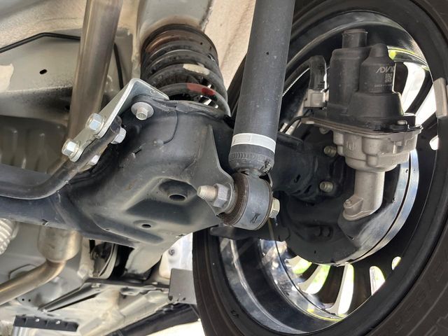 お車を安心してお乗りいただく為には、足回りの定期点検が欠かせません。サービスサポート（有償保証）では無料点検もご提供しており、安心のカーライフをお過ごしいただけるサポート体制が整っています。