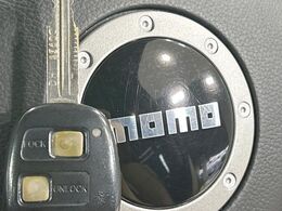 【キーレス】少し離れた場所からでもボタン一つでドアの開錠・施錠ができるのでとっても便利！ドアの鍵穴周りに傷をつけることもありません♪